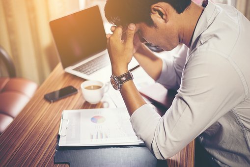 Personne stressée, se tenant la tête